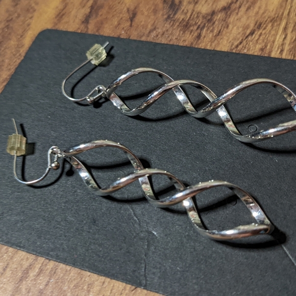 5/20$ helix dangle earrings - Picture 3 of 3